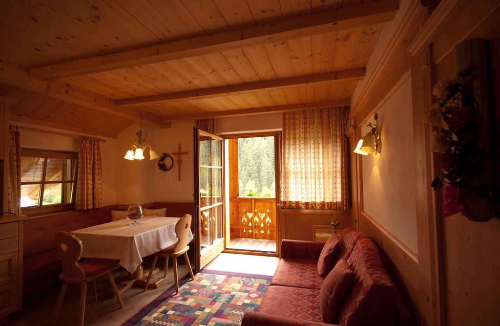 Ciasa Mirio' Apartment La Valle Bilik gambar